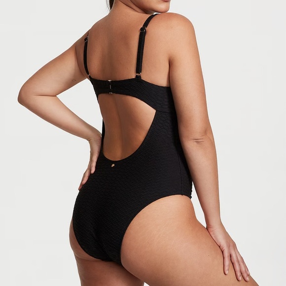 New 
VICTORIA'S SECRET SWIM
The Twist Removable Push-Up One-Piece Swimsuit - Picture 1 of 7